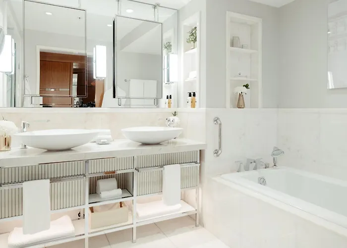One-Bedroom Corner King Suite